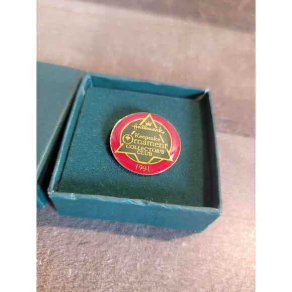 Hallmark Keepsake Ornament collectors club 1991 pin - Picture 3 of 4